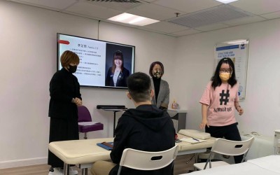 教授香港傷健協會的學員「美容知識」