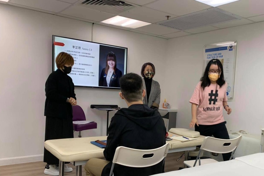 教授香港傷健協會的學員「美容知識」