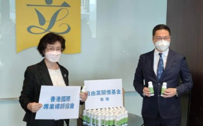 自由黨邵家輝議員向業界派發防疫抗疫物資